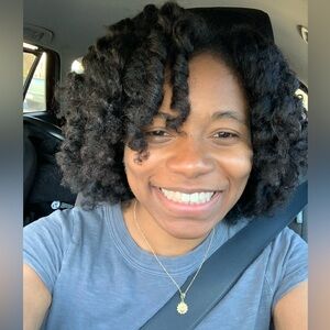 Meet your Posher, Alexis